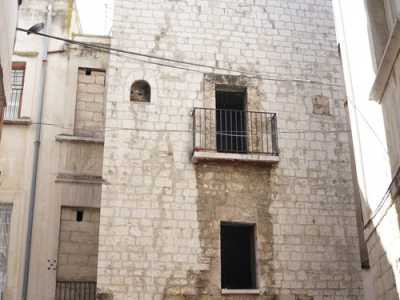 Il nostro viaggio inizia in strada della Torretta, via che prende il nome proprio dalla casa-torre che si staglia ad angolo con vico de� Gironda, di fronte al dipartimento di Studi Classici e Cristiani dell'Universit�